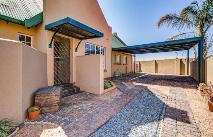 4 Bedroom Townhouse  For Sale in Glen Marais | 1336963 |  Photo Number 30