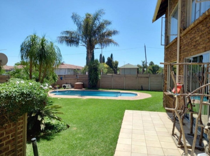 3 Bedroom Townhouse  For Sale in Glen Marais | 1346646 |  Photo Number 10