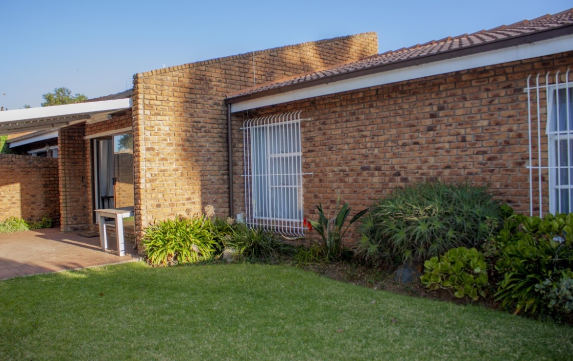 2 Bedroom Townhouse  For Sale in Strubenvale | 1351541 |  Photo Number 2
