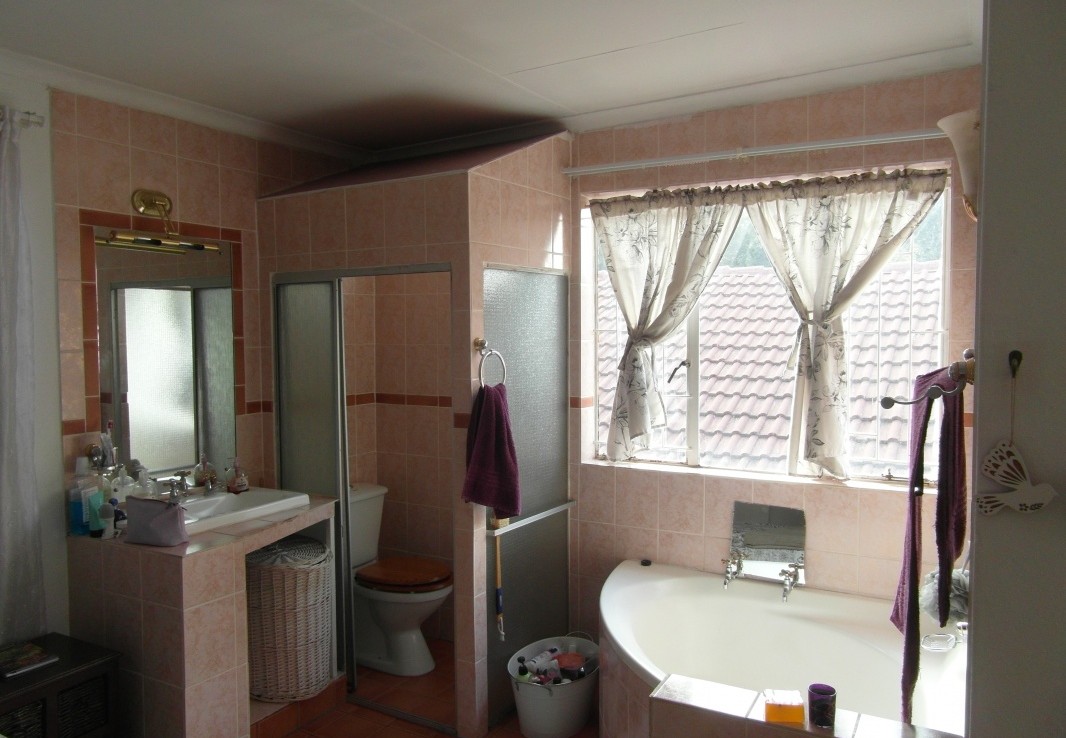 Apartment / Flat  To Rent in Weltevredenpark | 1324100 |  Photo Number 14